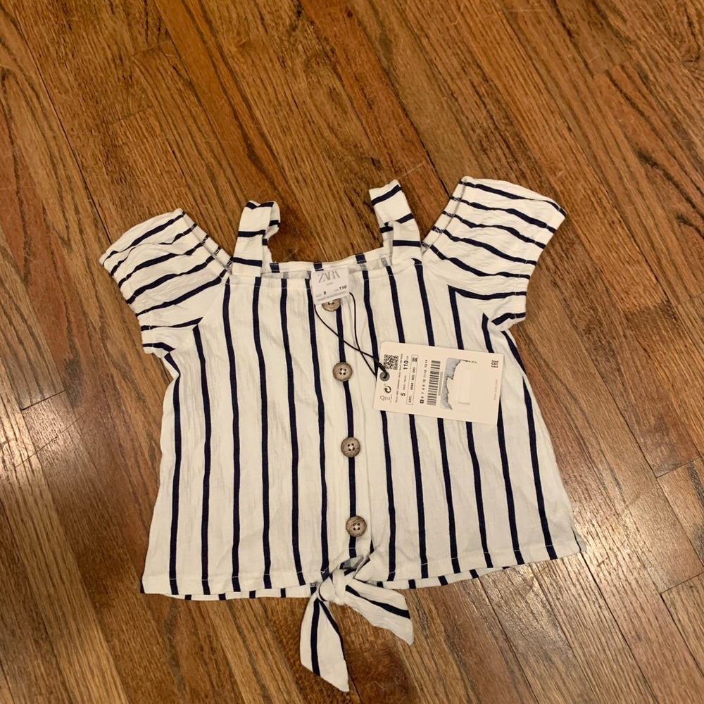 Zara kids girls size 5 exposed shoulder short shirt.  Adorable!